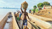 Centrafrique: ils pêchent le sable de l'Oubangui au péril de leur vie pour nourrir leur famille